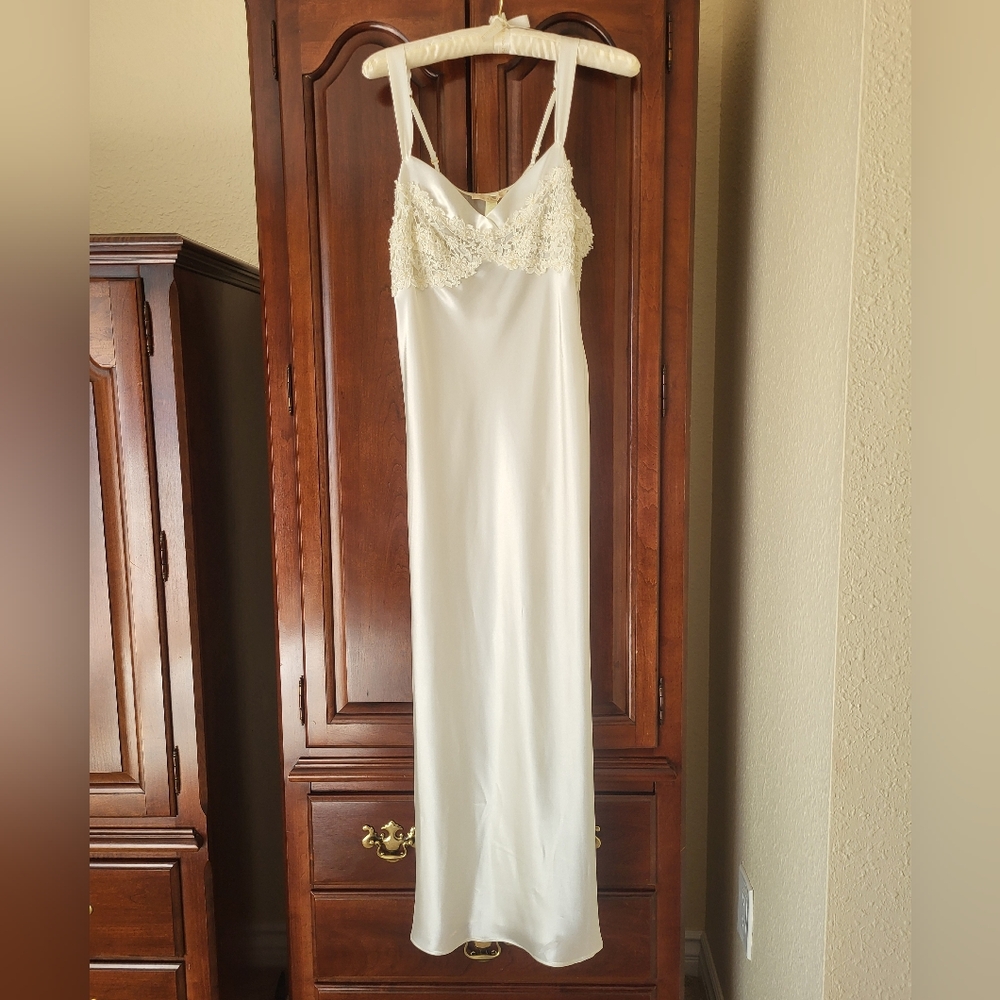 Elegant Cream Lace-Trim Negligee
